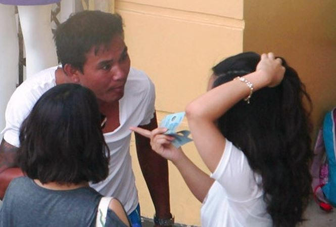 Trước đó, Phạm Văn Chung ép hai nữ du khách Hàn Quốc sửa giày với giá cắt cổ và từng bị cảnh sát phạt hành chính. Ảnh: Nguyễn Hoàn