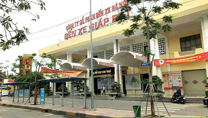 Trước sảnh đón khách Bến xe Giáp Bát buổi sáng 23.4 ( Ảnh: Chí Tuấn)