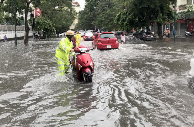 Cơn mưa lớn trong sáng nay khiến nhiều tuyến phố ở Thủ đô bị chìm trong "biển nước".