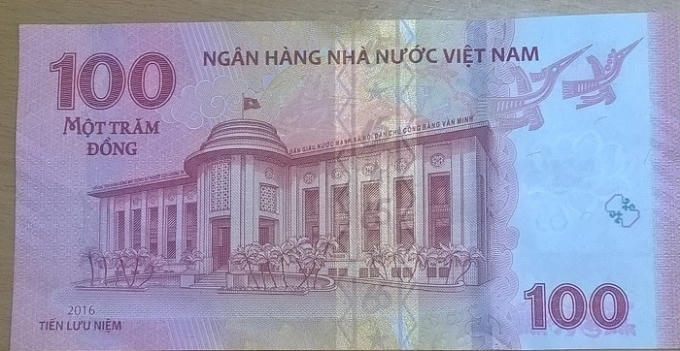 Mặt sau tiền lưu niệm 100 đồng.