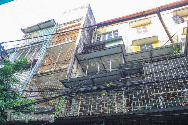 Hầu hết tất cả các hộ dân ở đây đều di dời đến khu tạm cư, duy chỉ còn 1-2 hộ.