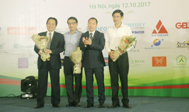 Tiến sỹ Đào Văn Hội tặng hoa cho Hội đồng bình chọn cuộc thi