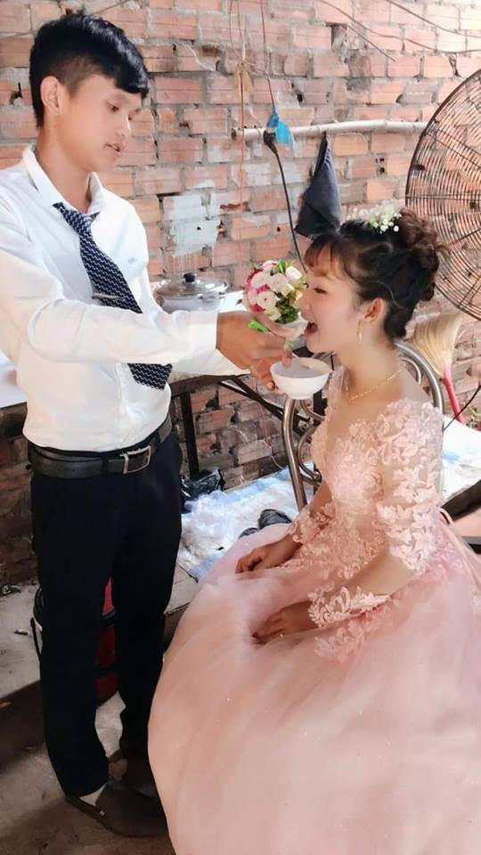 Chú rể tình tứ đút cho cô dâu ăn - Ảnh: FB