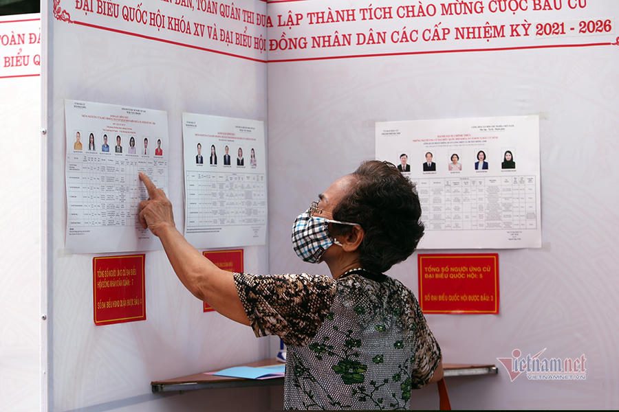 Cử tri Hà Nội đang tìm hiểu tiểu sử các ứng viên để bỏ phiếu bầu. Ảnh: Phạm Hải