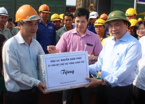 Phó Thủ tướng tặng quà, động viên tinh thần các đơn vị khắc phục sự cố cầu Ghềnh.