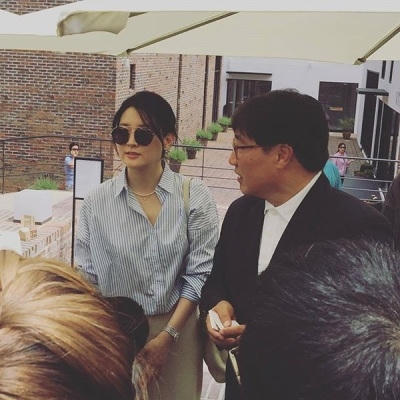 Hai vợ chồng vẫn chung sống vui vẻ hạnh phúc bên nhau, dù ngoại hình có phần khập khiễng.