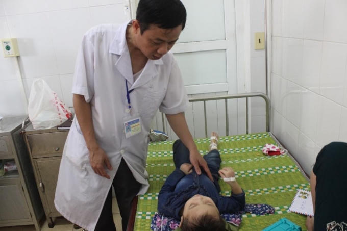 Một trẻ nhỏ bị ong đốt được các bác sỹ BVĐK huyện Thanh Chương theo dõi chăm sóc.