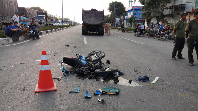 Chiếc xe máy nát vụn sau tai nạn.