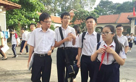 Thí sinh kết thúc kỳ thi lớp 10 tại TP HCM.