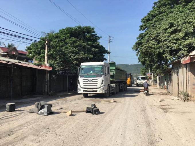 Do quá bức xúc vì tuyến đường ô nhiễm bụi, người dân đã mang đá hộc, đồ dùng cũ ra chặn xe tải. (Ảnh: do người dân cung cấp)