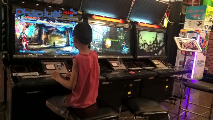 Mặc dù tại khu vui chơi Dream Games có rất nhiều nhân viên hướng dẫn, nhưng những trường hợp trẻ tự ý chơi các trò chơi trên 13 tuổi vẫn không hề được can thiệp.