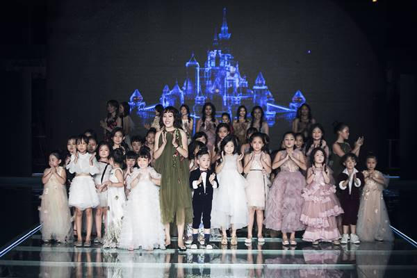 Tuần lễ thời trang trẻ em VN 2017: Tim – Trương Quỳnh Anh dắt tay bé Sushi và bé Bông trình diễn mở màn