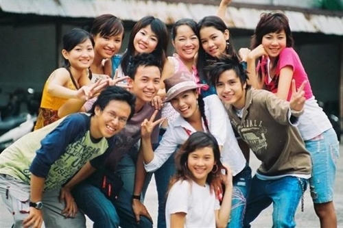 Vân Hugo (tên thật là Nguyễn Thanh Vân) sinh năm 1985, thuộc thế hệ hot girl đời đầu 8X tại Hà Nội. Cô được nhiều khán giả biết đến khi làm MC gameshow truyền hình trực tiếp "Vui cùng Hugo" dành cho thiếu nhi từ 6 đến 14 tuổi, phát sóng từ năm 2004. Qua chương trình, cô có nghệ danh Vân Hugo. Trong ảnh: Vân Hugo và Hoàng Thùy Linh trong một lần dẫn cuộc thi này.