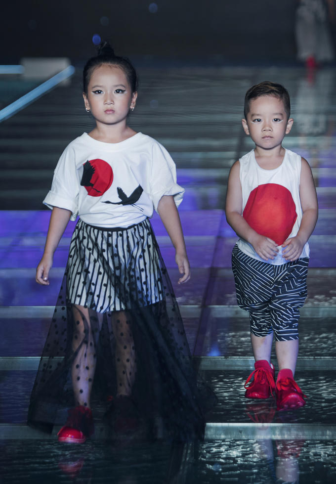 BST mang chất liệu chiffon, cotton và vải lanh, tập trung vào họa tiết truyền thống đặc trưng như hình tượng “sếu đầu đỏ” thể hiện sự hạnh phúc với điếm nhấn là các chi tiết cách điệu từ võ phục của kiếm sĩ Kendo như nón, khiên, khố, bao tay cùng giày sneaker đỏ.