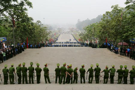 Gần 100 em sinh viên tình nguyện làm hàng rào chắn cùng lực lượng an ninh sáng 6/4.
