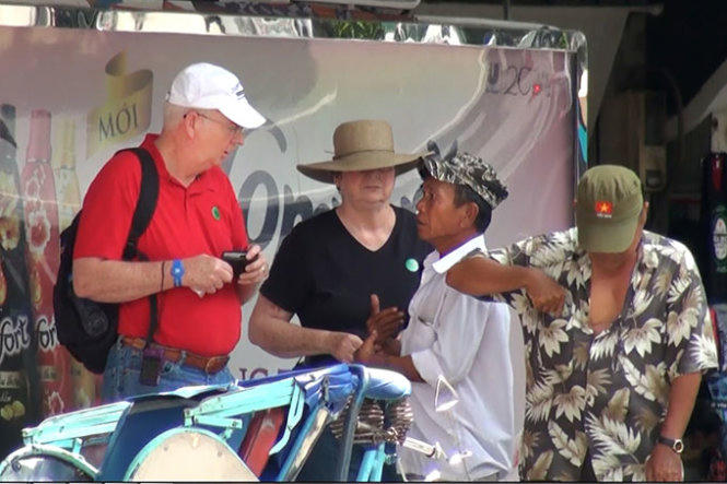 Tình trạng chèo kéo, chặt chém khách nước ngoài luôn xảy ra. Ảnh minh họa. (Tuổi Trẻ).