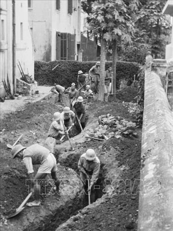 Quân và dân Hà Nội đào giao thông hào ngay trong Bắc Bộ phủ, sẵn sàng chiến đấu chống thực dân Pháp. Ảnh: Tư liệu TTXVN.