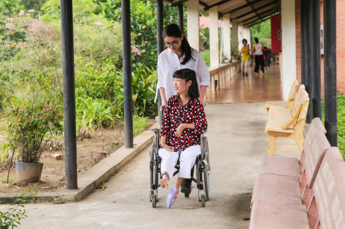 &Aacute; hậu Thuỳ Dung mang tranh của người khuyết tật đến Hoa hậu Quốc tế 2017