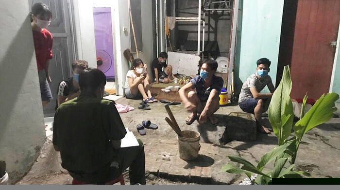 Xử phạt 105 triệu đồng đối với 07 cá nhân tụ tập xem bóng đá