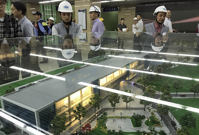 Dự kiến đến tháng 10 năm nay, tuyến đường sắt đô thị đầu tiên của Việt Nam này được chạy thử nghiệm và đến đầu năm 2018 sẽ chính thức khai trương.