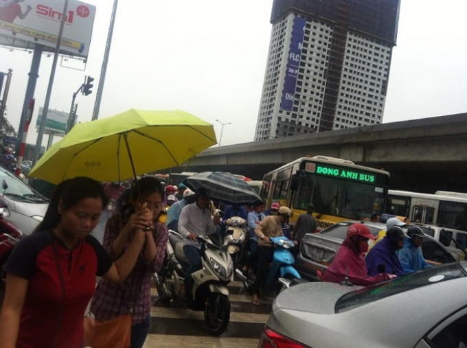 Chùm ảnh: Mưa lớn, phương tiện nhích từng chút một tại cửa ngõ Thủ đô