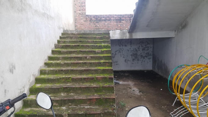 Cầu thang không được rào chắn cẩn thận, rất nguy hiểm cho các cháu lên đây chơi.