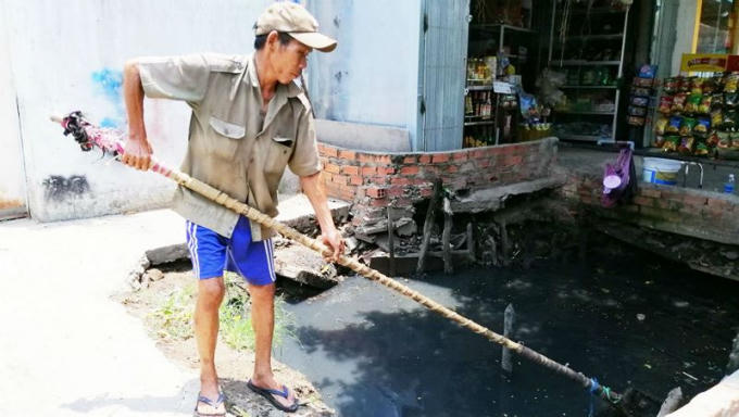 Nhiều năm qua, cựu chiến binh Nguyễn Ngọc Đức cần mẫn vớt rác mỗi ngày để làm sạch dòng kênh Chiến Lược.