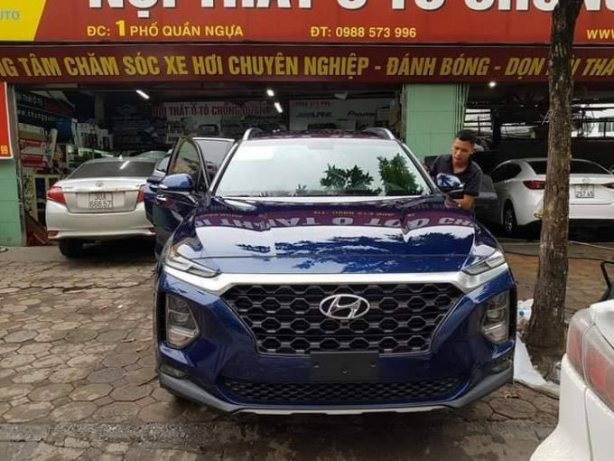 Bên ngoài có thể quan sát thấy hệ thống camera 360 độ với chiếc Camera được đặt dưới logo phía trước.