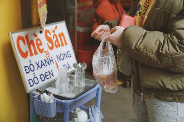 Mỗi bát chè sắn nóng hổi chỉ có giá 10.000 đồng, bao năm bán hàng bà Đào vẫn không tăng giá.