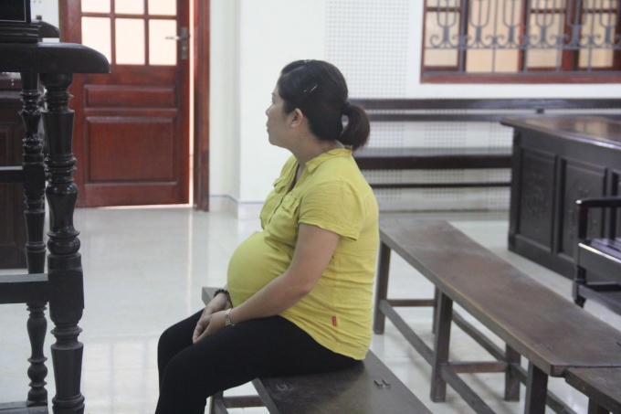 Ng&ocirc; Thị Hạnh mang bụng bầu 9 th&aacute;ng hầu t&ograve;a v&igrave; vận chuyển ma t&uacute;y.