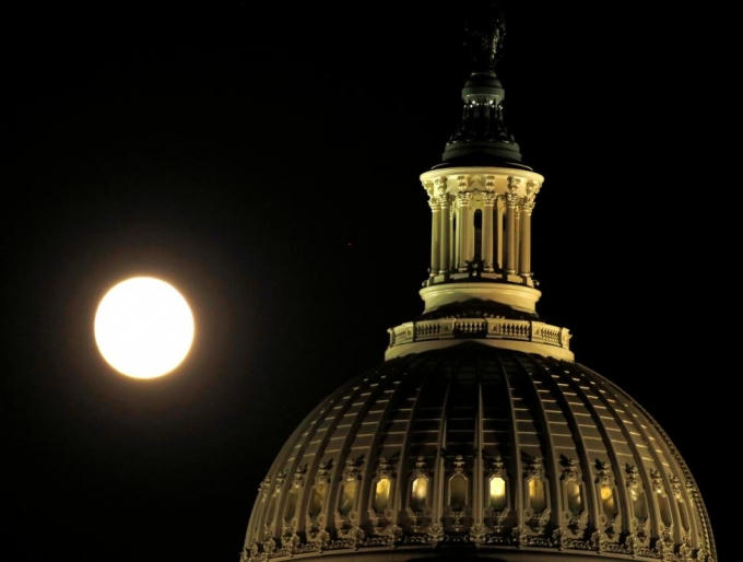 Siêu trăng đi qua đồi Capitol, Washington, Mỹ. (Ảnh: Reuters)
