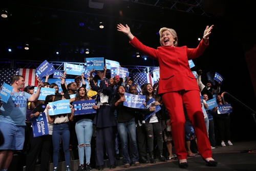 Bà Clinton và những người ủng hộ trong đêm tranh luận trực tiếp với ông Trump. (Ảnh: Reuters)