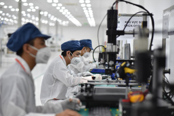 Khu vực hiệu chỉnh và kiểm tra bảng mạch được bố trí kiểm tra 100% sản phẩm với đầy đủ các bài kiểm tra từ thống số vô tuyến đến các chức năng phần cứng của điện thoại