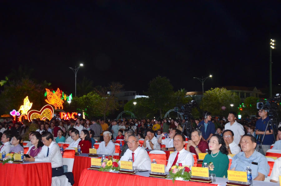 Các đại biểu tham dự tại điểm cầu Quảng trường Hùng Vương (phường Bạc Liêu), cùng hòa chung không khí hân hoan đón thời khắc giao thừa.