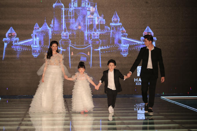 Tim, Trương Quỳnh Anh và bé Sushi đã cùng xuất hiện trên sàn catwalk với các thiết kế trong BST từ thương hiệu Happy Clothing by Thảo Nguyễn tại "Tuần lễ thời trang trẻ em Việt Nam - Vietnam Junior Fashion Week mùa thứ 3.