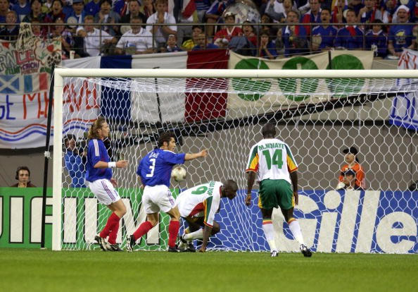 Cũng như Tây Ban Nha năm 2014, Pháp tới World Cup 2002 với tư cách đội đương kim vô địch Euro và World Cup. Thế nhưng, ngay ở trận đấu mở màn, Pháp đã bất ngờ hứng chịu trận thua sốc trước Senegal (đội bóng lần đầu tiên dự World Cup). Trận thua này khiến cả thế giới bóng đá choáng váng. Nó là tiền đề khiến cho Les Blues bị loại ngay từ vòng bảng. Pháp vẫn là nhà vô địch tệ nhất trong lịch sử khi bị loại và không ghi được bàn thắng nào ở World Cup 2002.