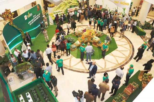 oàn cảnh khu trưng bày sản phẩm nông nghiệp liên kết với nông dân và mô hình công nghệ của VinEco.