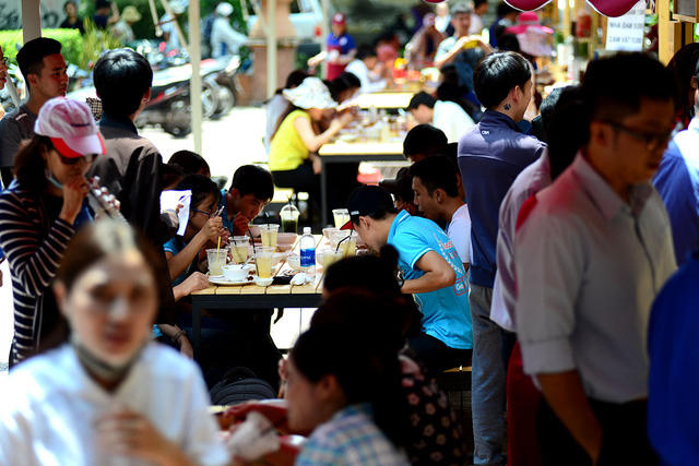 Vào buổi trưa, lượng khách đến ăn uống khá đông.