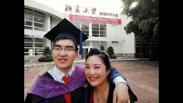 Ding chụp ảnh cùng mẹ trong ngày lễ tốt nghiệp trường đại học Bắc Kinh