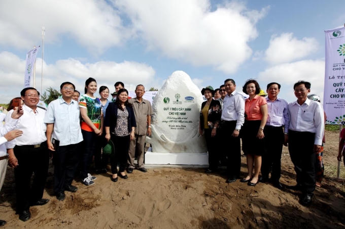 Quỹ 1 triệu cây xanh cho Việt Nam – một chương trình xã hội của Vianmilk mang ý nghĩa nhân văn đóng góp rất lớn cho cộng đồng trồng cây tại đường Hồ Chí Minh trên biển ở Bến Tre.