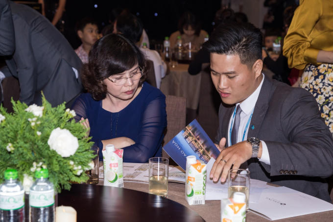 Khách hàng quan tâm tìm hiểu dự án Jamona Sky Villas.