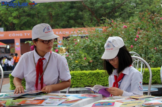 Chùm ảnh: Hàng trăm học sinh đội mưa tham dự Ngày sách Việt Nam