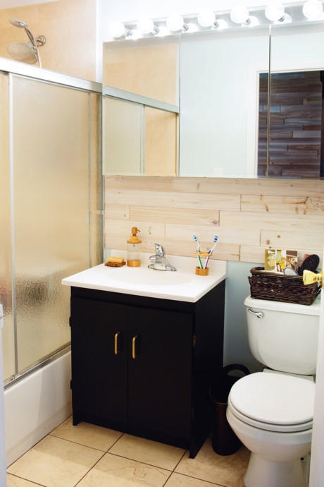 Ph&ograve;ng tắm nhỏ xinh với tấm gương lớn tr&ecirc;n tường c&ugrave;ng hệ thống đ&egrave;n chiếu s&aacute;ng như &ldquo;nh&acirc;n đ&ocirc;i&rdquo; diện t&iacute;ch.