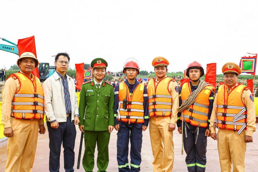 Cảnh sát giao thông đường thuỷ phối hợp cùng các lực lượng chức năng đã bảo đảm an toàn cho hơn 1.500 người tham gia lễ hội rước Thánh qua 2 bờ sông Hồng trên địa bàn xã Sơn Tây.