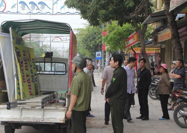 Biển hiệu các quán hàng vi phạm đều bị tháo dỡ, thu giữ sau khi đã tuyên truyền vận động. (Ảnh: A.T)