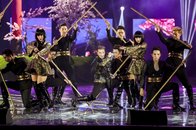 &ldquo;Diamond Show&rdquo; của Mr Đ&agrave;m được giới nghệ sỹ hết l&ograve;ng khen ngợi