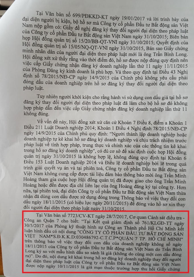 Bản án sơ thẩm cho biết, Phòng Kỹ thuật hình sự Công an TP HCM kết luận hình con dấu trên thông báo về việc thay đổi con dấu của doanh nghiệp (không số) ngày 18/11/2015 của Công ty Vinaland do ông Trần Bình Long ký so với mẫu so sánh là giả