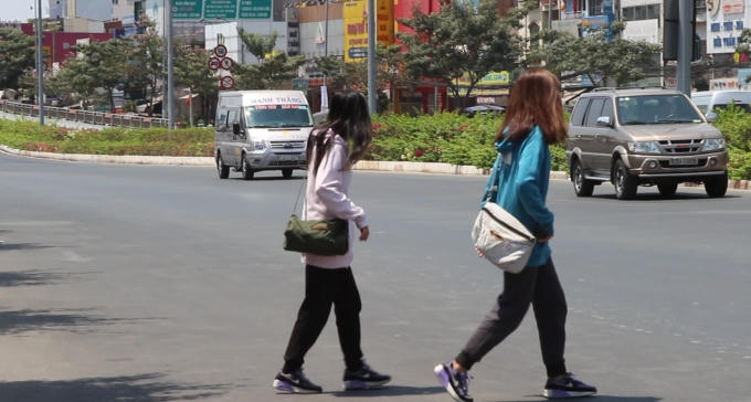 Học sinh, sinh viên băng qua đường rất thản nhiên
