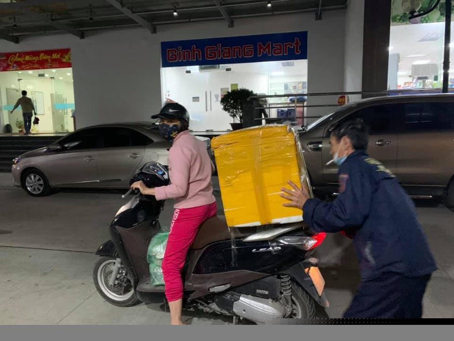 Những thùng hàng chị Hương đi gửi cho khách.