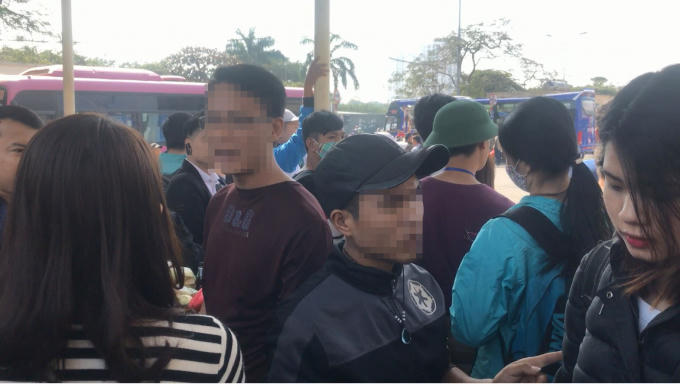 Lợi dụng tình hình, nhiều "cò xe" ra sức lôi kéo hành khách đi xe dù.